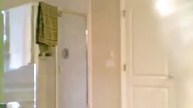 دختر ناز نشان می دهد ...