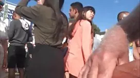 مردان کمک به یک دختر ...